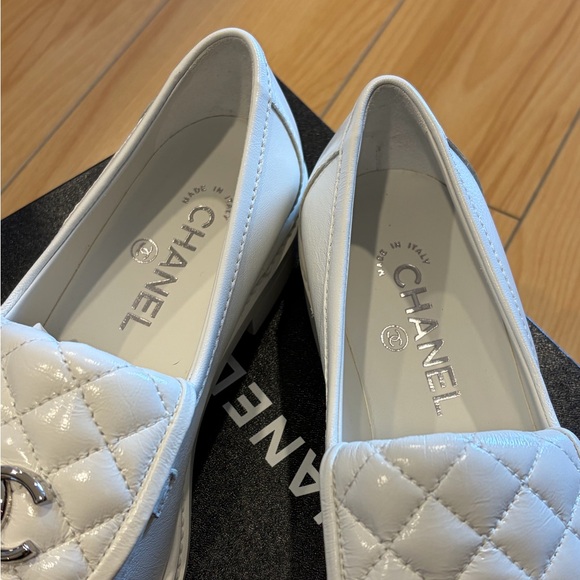 CHANEL NIB White CC Turnlock Loafers Quilted Shiny Lambskin 38.5 8.5 Blanc - Picture 2 of 12